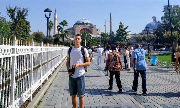 Kevin delante de Santa Sofía, Estambul, Turquía